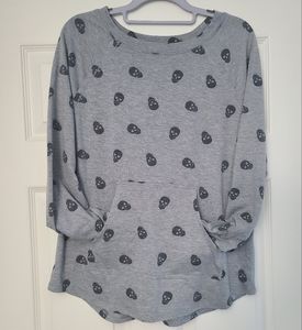 EUC grey long sleeve tee with skulls, front pouch pocket, Large